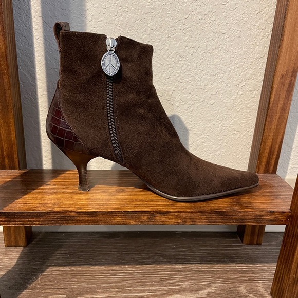 Donald J. Pliner Shoes - Donald J. Pliner Lola S495 Suede Boots Chocolate Brown Kitty Heels Size7